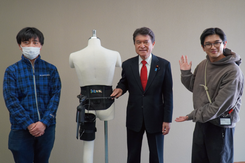 文部科学副大臣 小林茂樹 氏に  歩行支援デバイス「inoGear HE-1」をご紹介しました！